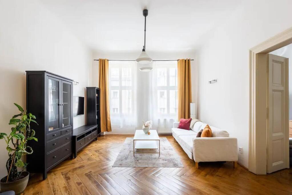 Spacious Apartment With Balcony At Wenceslas Sq Prague Exterior photo