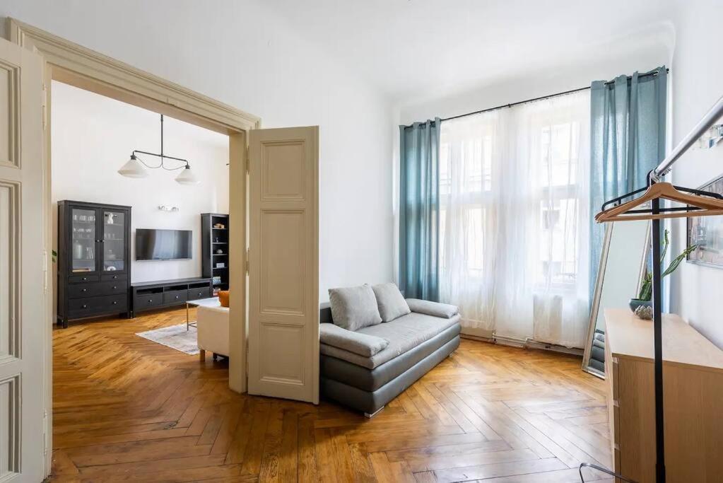Spacious Apartment With Balcony At Wenceslas Sq Prague Exterior photo